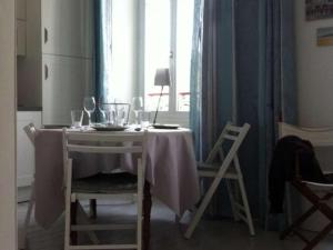 勒帕莱Appartement Le Palais, 3 pièces, 4 personnes - FR-1-418-80的厨房里配有酒杯的桌子