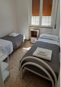 托雷坎内Villa Marisole的一间卧室设有两张床和两个窗户。