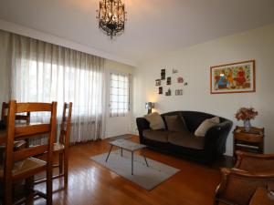 安锡Appartement Annecy, 2 pièces, 2 personnes - FR-1-432-23的客厅配有沙发和桌子