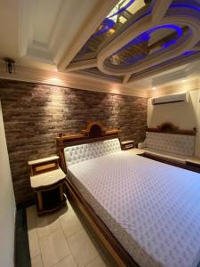 瓜鲁雅Motel Villa di Roma (Adults Only)的一间卧室设有一张带天花板的大床