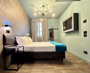 佛罗伦萨Globus Urban Hotel的一间卧室配有一张大床和一个吊灯。