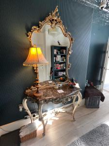 兰戈伦Gamelin的梳妆台,配有镜子和灯
