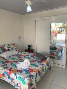 萨尔瓦多Pousada Villa Encantada LGBTQIAPlus的一间卧室设有一张床和一个滑动玻璃门