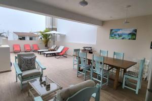蓬塔赫尔莫萨L & P Apart Punta Hermosa的一间带桌椅的用餐室