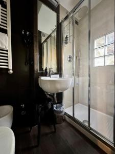佛罗伦萨Globus Urban Hotel的一间带水槽和淋浴的浴室
