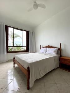塞拉Hostel Villa Virtudes的一间卧室设有一张大床和窗户