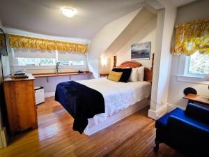 圣约翰斯李塞德庄园酒店的一间卧室设有一张床和两个窗户。