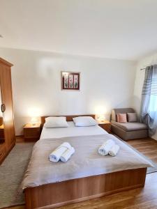 苏佩塔尔Villa Sofija的一间卧室配有一张大床和两条毛巾