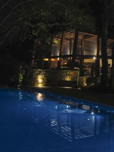 伊瓜苏港Selvaje Lodge Iguazu的享有游泳池的夜间景致