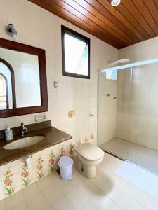 塞拉Hostel Villa Virtudes的浴室配有卫生间水槽和淋浴。