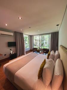伊瓜苏港Selvaje Lodge Iguazu的一间大卧室,配有一张大床和沙发