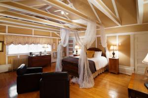 圣约翰斯李塞德庄园酒店的一间带天蓬床的卧室和一间客厅