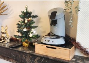 图尔"Le Studio" Les Halles - Tout Confort - Parking - Arrivée Autonome的咖啡壶和柜台上的圣诞树