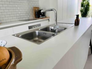 阿尔斯特OEVER51: Slapen aan het water的厨房柜台配有不锈钢水槽
