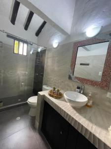 梅尔加Casa de Descanso的一间带水槽、卫生间和镜子的浴室
