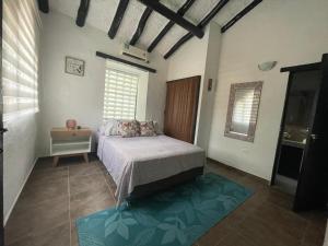 梅尔加Casa de Descanso的卧室配有床、桌子和窗户。