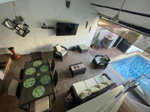 梅尔加Casa de Descanso的享有带游泳池的客厅的顶部景色
