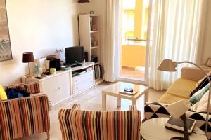 奇克拉纳－德拉弗龙特拉Novo Sancti Petri, La Barrosa, 2 Beds Room Apartamento by Chiclana Dreams的带沙发和电视的客厅