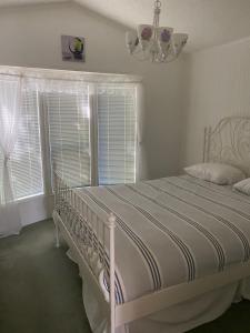 考伊琴湖Beaver Lake Resort Site #36的卧室内的一张白色床,设有窗户