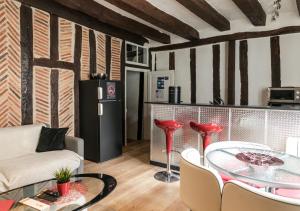 图尔"L'Appart" Vieux Tours - Charme - Place Plumereau - Arrivée Autonome的客厅配有桌子和冰箱