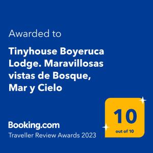 维丘肯Tinyhouse Boyeruca Lodge. Maravillosas vistas de Bosque, Mar y Cielo的黄色标志,标有授予绿松石仙后座山林小屋的文字