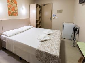 巴拉奈里奥-坎布里乌Hotel Pitol的一间卧室配有一张桌子和一台冰箱。