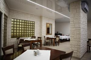 普瓦维伊莎贝拉酒店的一间设有桌椅的用餐室和砖墙