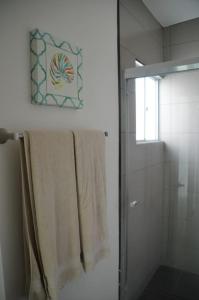 恩塞纳达港#CasaMare - Privada a una cuadra del mar con AC的带淋浴和墙上毛巾的浴室