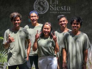 吉利阿尔La Siesta bungalows & Cuisine的一群人摆出一张照片