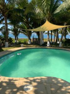 蒙特里科Cabo tortuga bungalows的一个带帐篷和棕榈树的游泳池