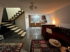 博尔若米LUMA Sadgeri (Borjomi)的带沙发和楼梯的客厅