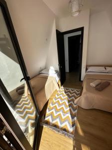 博尔若米LUMA Sadgeri (Borjomi)的小房间设有两张床和一扇门