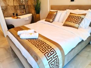凯撒利亚Rose Suite的一间卧室配有带白色床单和枕头的床。