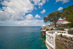 圣斐利-银港Hermosa y acogedora casa Familiar como te mereces的阳台享有海景。