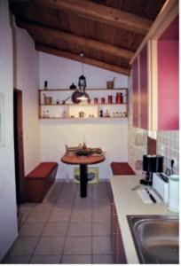瓦西里科斯Villa Belvedere - Sea view apts near Banana beach的厨房配有桌子和水槽