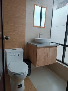 洛哈普卡拉旅馆的一间带卫生间和水槽的浴室