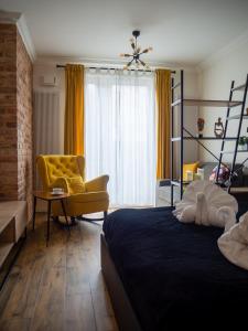 弗罗茨瓦夫Brick House - Apartament Zośka的一间卧室配有一张床和一张黄色椅子