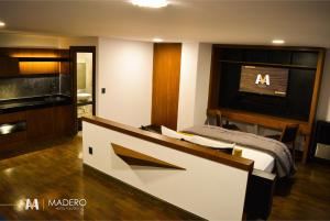 拉巴斯Madero Hotel & Suites的酒店客房,配有床和电视
