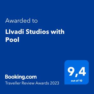 拉卡LIvadi Studios with Pool的蓝色的屏幕,文字被授予带游泳池的豪华一室公寓