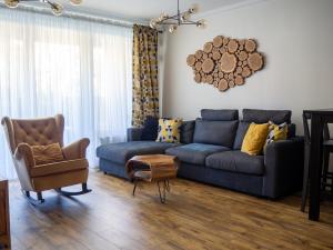 弗罗茨瓦夫Brick House - Apartament Zośka的客厅配有蓝色的沙发和椅子