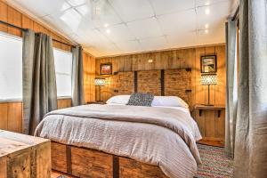 FriscoCozy Hatteras Island Abode about 1 Mi to Frisco Beach!的卧室配有一张床铺,位于带木墙的房间内
