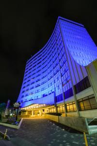 库库塔Hotel Casino Internacional的建筑物晚上亮蓝色