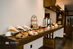 拉巴斯Madero Hotel & Suites的餐厅柜台的自助餐