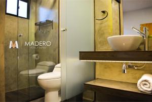 拉巴斯Madero Hotel & Suites的一间带卫生间和水槽的浴室