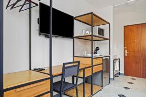 梅里达Suites Reforma by HomiRent的一间客房内配有桌子和椅子的房间