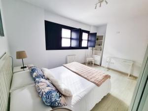 库迪列罗BarloventoCudillero的白色卧室配有床和沙发