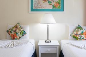 辛普森湾拉维斯塔海滩度假酒店的一间设有两张床和台灯的房间