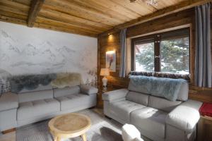 卡尼略Résidence Deu Sol appartement Chalet Vall d Incles的客厅配有两张沙发和一张桌子