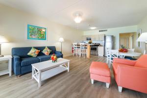 辛普森湾拉维斯塔海滩度假酒店的客厅配有沙发和桌子