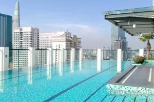 胡志明市The Rixx Central @ Park Hyatt/SmartTV65in/Netflix的建筑物屋顶上的游泳池